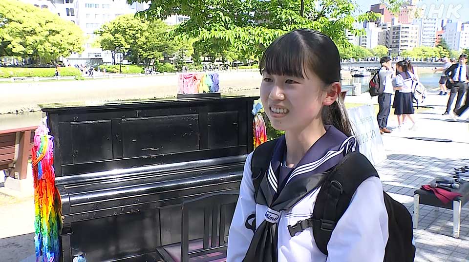Seorang siswa mencoba memainkan salah satu piano tersebut.
