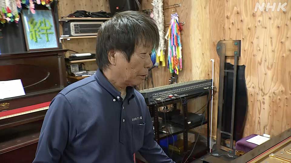 Yagawa Mitsunori, pemilik sekaligus penala piano tersebut