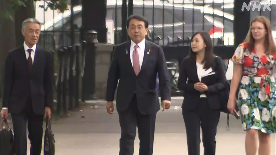 Kepala negosiator tarif Jepang, Akazawa Ryosei, saat memasuki Departemen Keuangan AS.