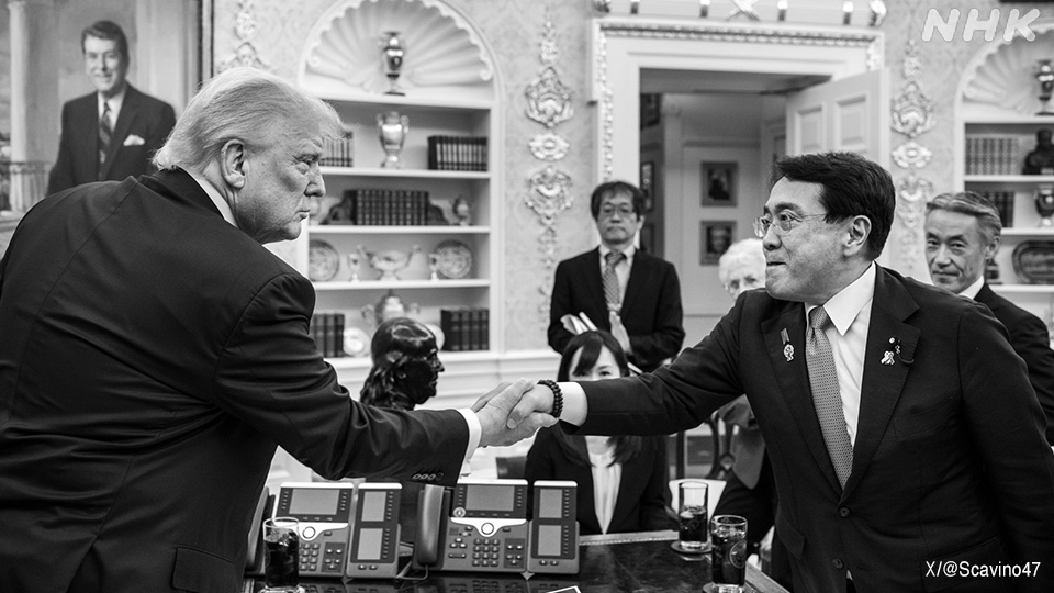 Trump dan Akazawa berjabat tangan di Gedung Putih.