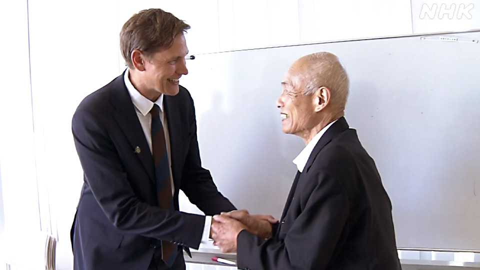 Frydnes menyapa Wakil Ketua Umum Nihon Hidankyo, Mimaki Toshiyuki.