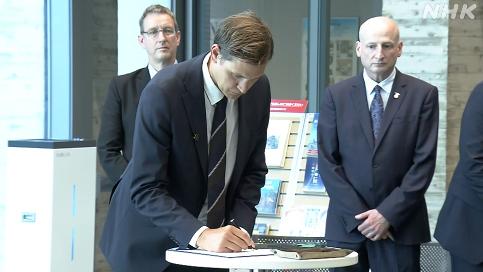 Frydnes saat mengisi buku tamu di Balai Peringatan Perdamaian Nasional Nagasaki untuk Korban Bom Atom.