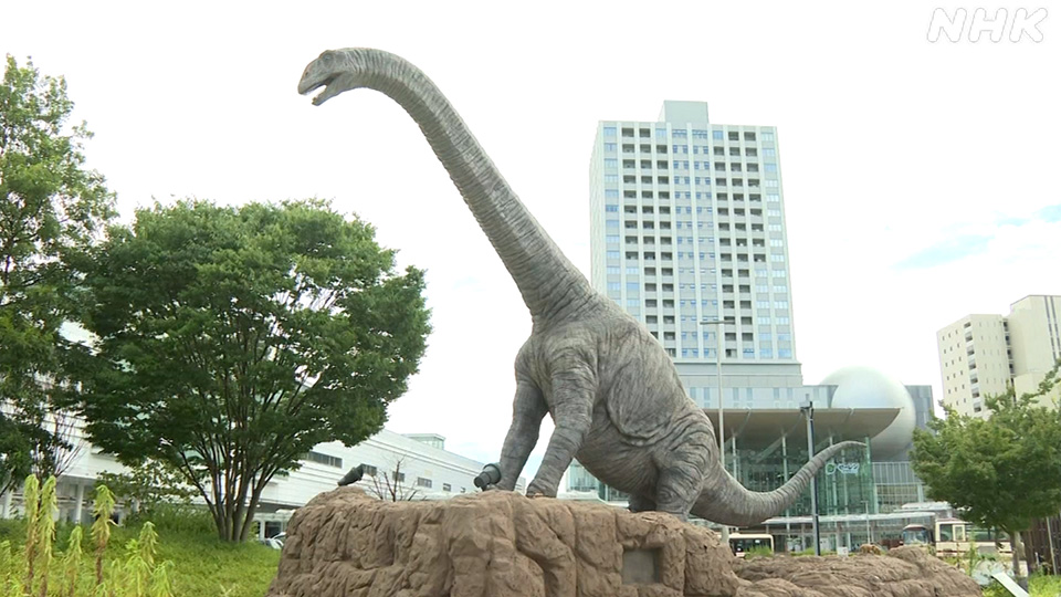 Replika dinosaurus di depan Stasiun Fukui