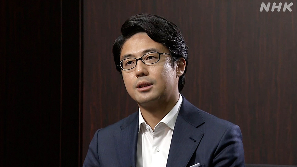 Associate Professor Yamaguchi Shinichi dari International University of Japan saat memberikan penjelasan kepada NHK.