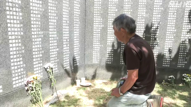 Kobashigawa berdoa di depan Cornerstone of Peace di Itoman, tempat nama saudara perempuannya terukir pada monumen batu.