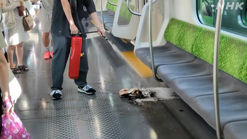 Sebuah baterai portabel terbakar di Jalur JR Yamanote, Tokyo, pada bulan Juli lalu.
