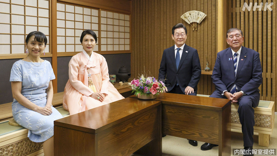 Pemimpin Jepang dan Korea Selatan bersama Ibu Negara Ishiba Yoshiko (kiri) dan Kim Hea-kyung seusai jamuan makan malam di Tokyo.
