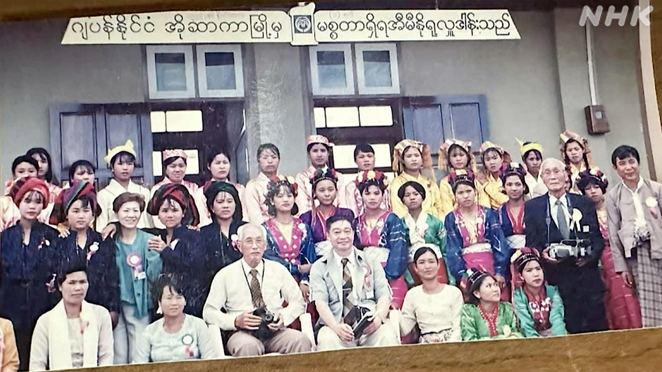 Shirai (tengah kanan) saat mengumpulkan dana untuk merenovasi sebuah sekolah dasar di Negara Bagian Shan, Myanmar, pada 1994.