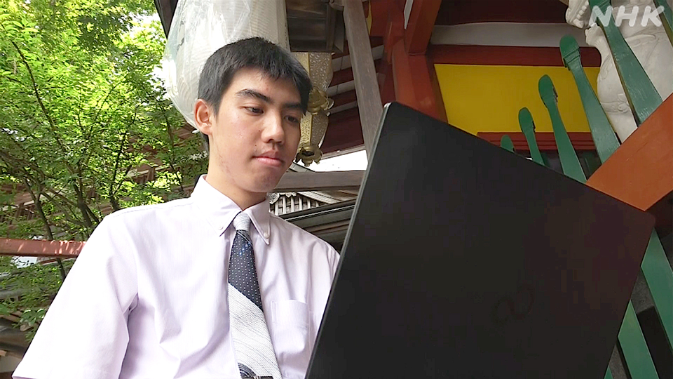 Moe Chann membuat kanal YouTube untuk menyiarkan langsung upacara tersebut. (*Anda akan keluar dari situs web NHK WORLD-JAPAN)