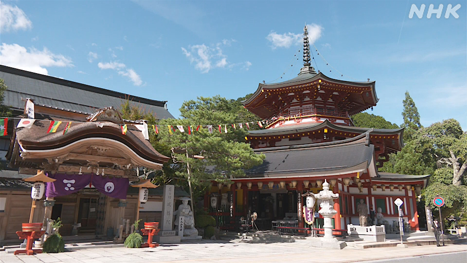 Upacara peringatan ke-60 bagi para korban Kampanye Burma pada Perang Dunia II di pagoda Manihoto, kuil Jofuku-in (kanan), Prefektur Wakayama.