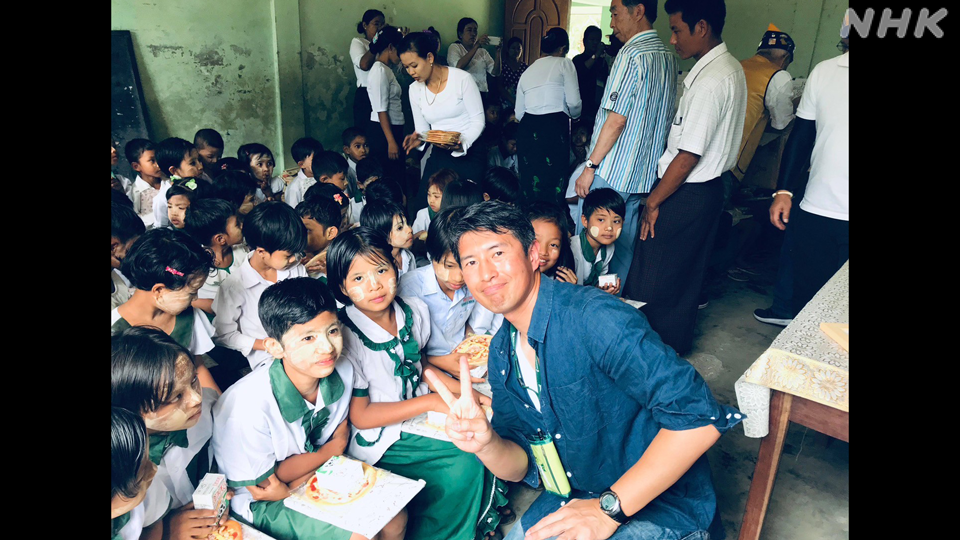 Nakao Yoshinobu mengunjungi sebuah sekolah dasar di Myanmar pada 2017.