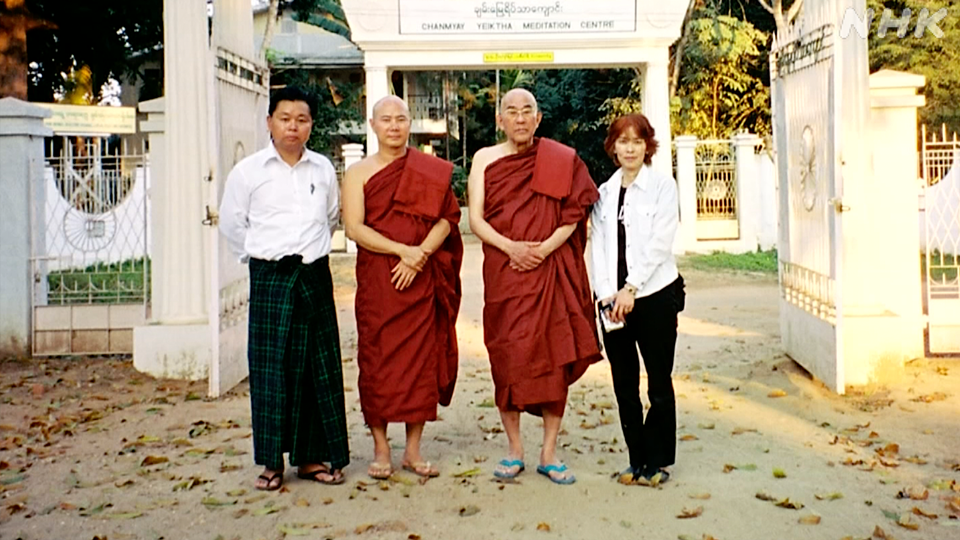 Imasato Shukuro (kedua dari kanan) menjadi biksu Buddha Theravada pada 2006 setelah menjalani pelatihan selama 7 tahun. Putrinya, Fujiwara Yoshiko, berdiri di sampingnya.