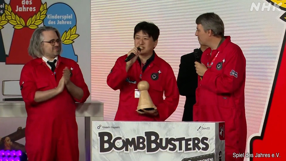 Desainer asal Jepang Hayashi Hisashi saat menerima penghargaan 'Game of the Year' pada 13 Juli