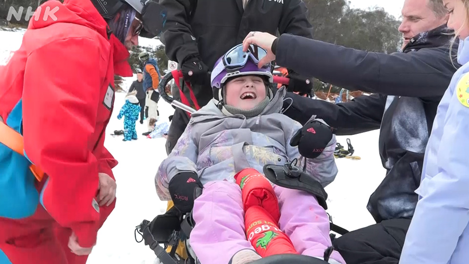Darcy Simons saat menikmati ski duduk di Thredbo Resort.