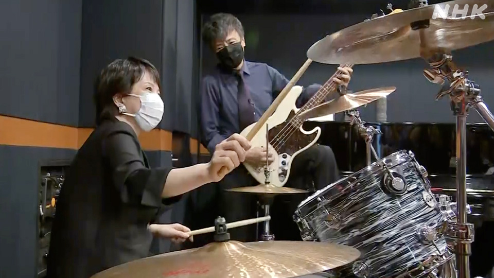 Takaichi unjuk kebolehan bermain drum pada tahun 2021.