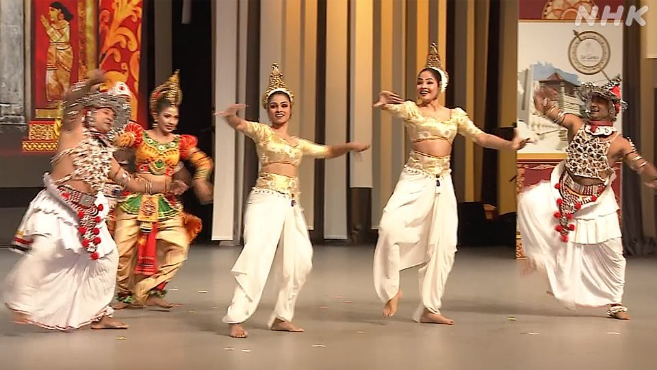 Para penampil merayakan Hari Nasional Sri Lanka di World Expo Osaka.