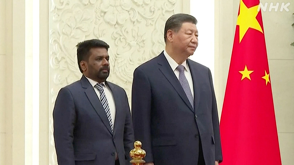 Dissanayake (kiri) bersama Presiden Tiongkok Xi Jinping di Beijing pada Januari lalu