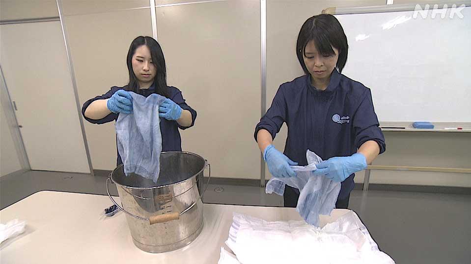 Popok diwarnai indigo agar tampak seperti bahan denim.