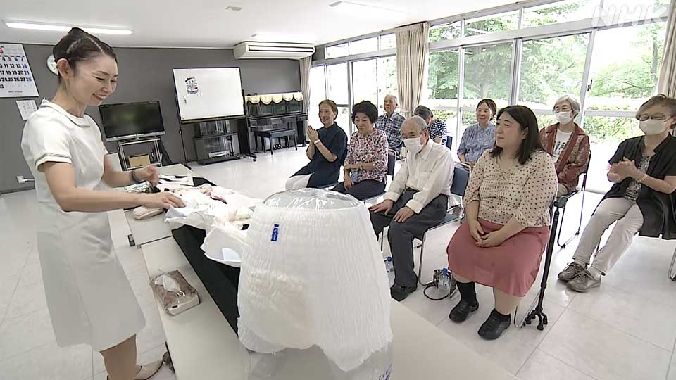 Perawat Urata Katsumi saat memandu warga lansia di Prefektur Chiba dalam menggunakan popok dewasa.