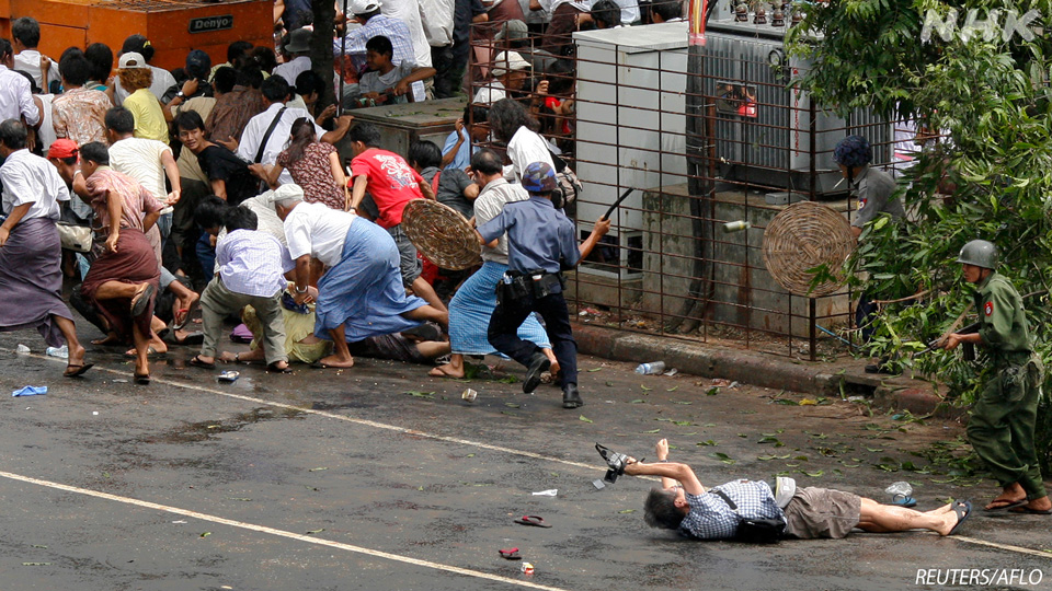 Nagai (kanan) tetap memegang kameranya sesaat setelah ditembak di Myanmar pada September 2007. Foto pemenang Hadiah Pulitzer ini diabadikan oleh fotografer Reuters.