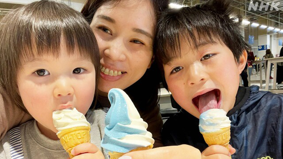 Yudai menikmati es krim bersama keluarganya