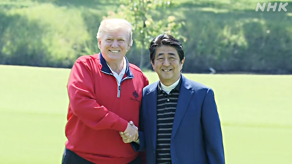 Abe dan Trump di sebuah klub golf pada Mei 2019