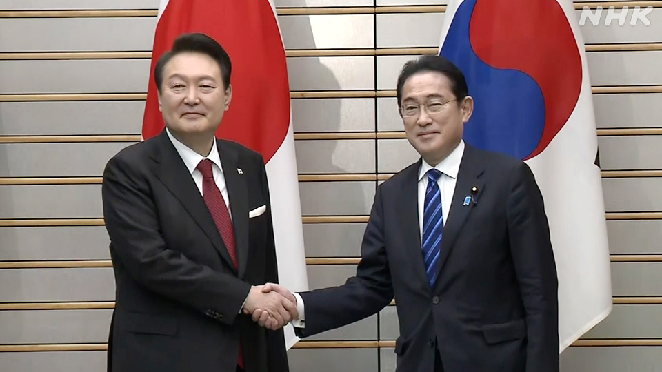 Presiden Korea Selatan Yoon Suk-yeol bertemu Perdana Menteri Jepang Kishida Fumio pada Maret 2023.