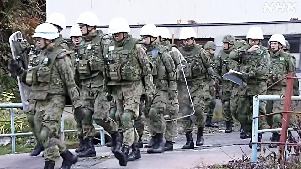 GSDF tiba di Akita dengan persiapan matang. Namun, mereka tidak dipersenjatai dengan senjata api.