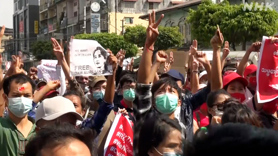 Unjuk rasa pro-demokrasi berlangsung di Yangon tak lama setelah kudeta 2021.