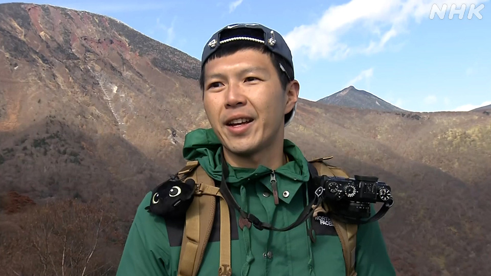 Seorang wisatawan asal Taiwan mengenakan lonceng untuk melindungi diri dari beruang.