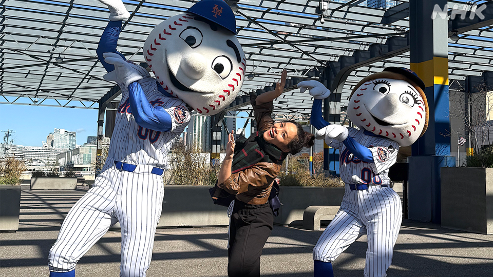 Mine berpose bersama Mr. dan Mrs. Mets
