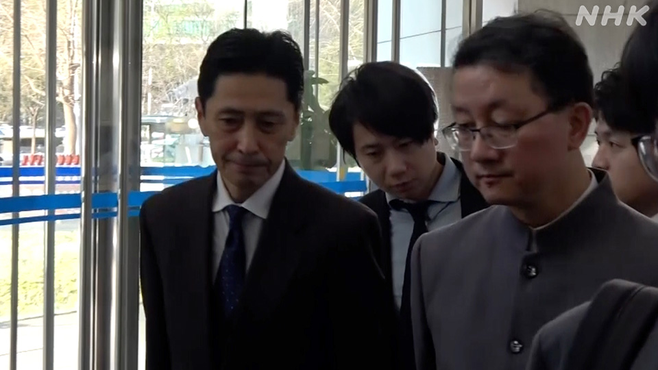 Kanai Masaaki, kepala Biro Urusan Asia dan Oseania Kementerian Luar Negeri Jepang, dan mitranya dari Tiongkok, Liu Jinsong, setelah pembicaraan itu.