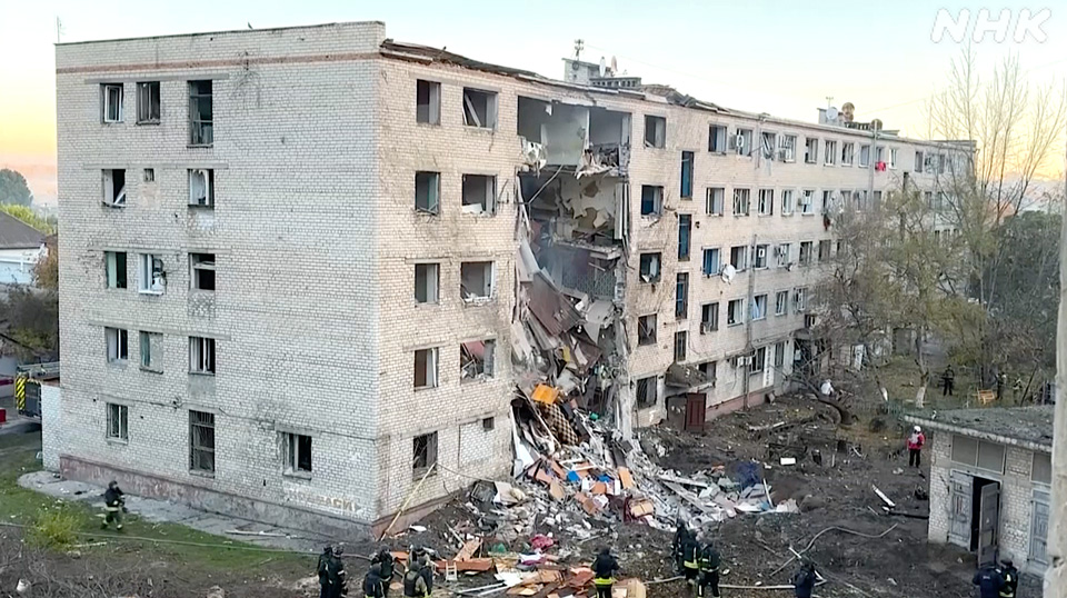 Sebuah gedung apartemen rusak akibat serangan Rusia di Zaporizhzhia.