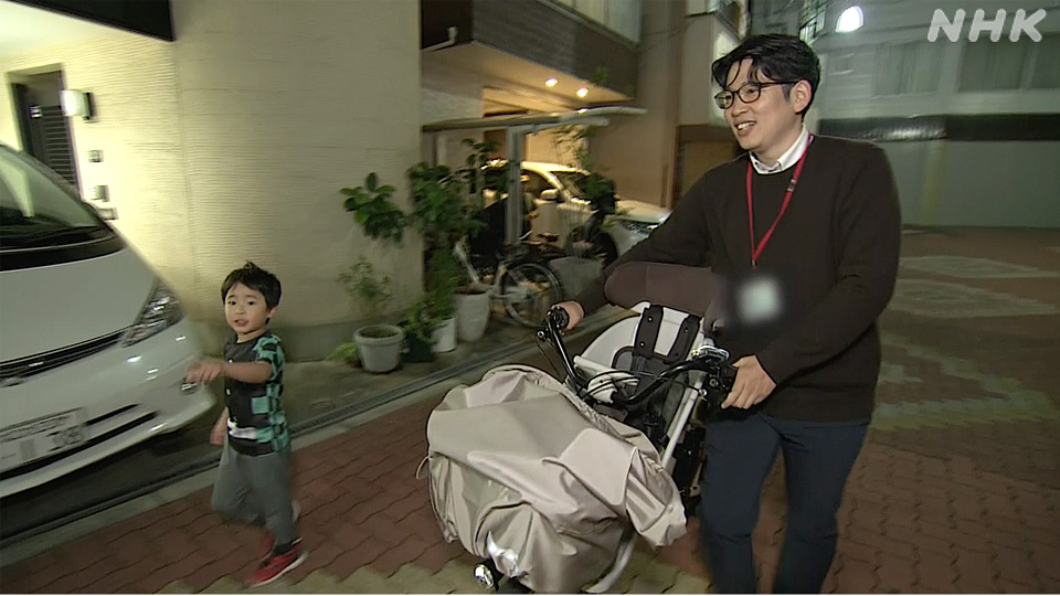 Kawanishi Keiji menjemput putranya dari taman kanak-kanak.