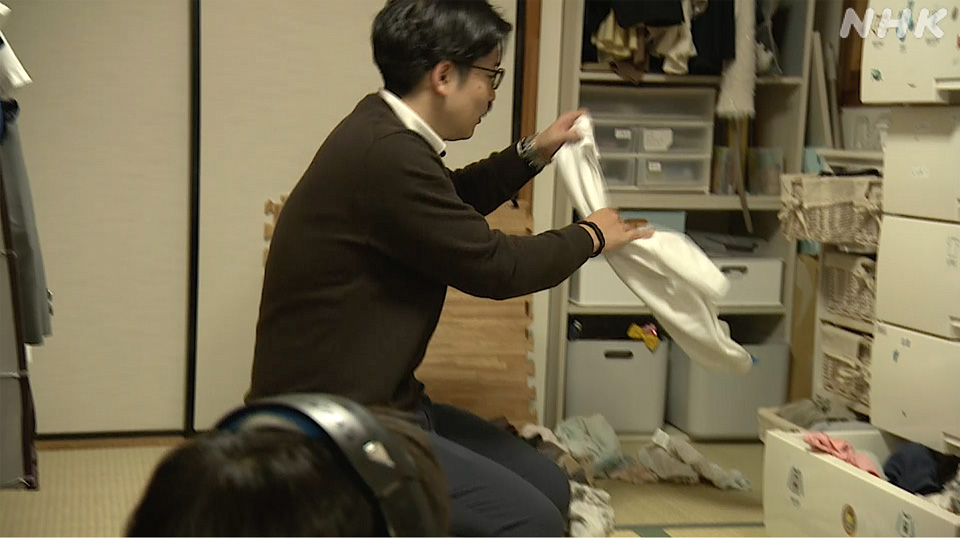 Kawanishi melipat pakaian.