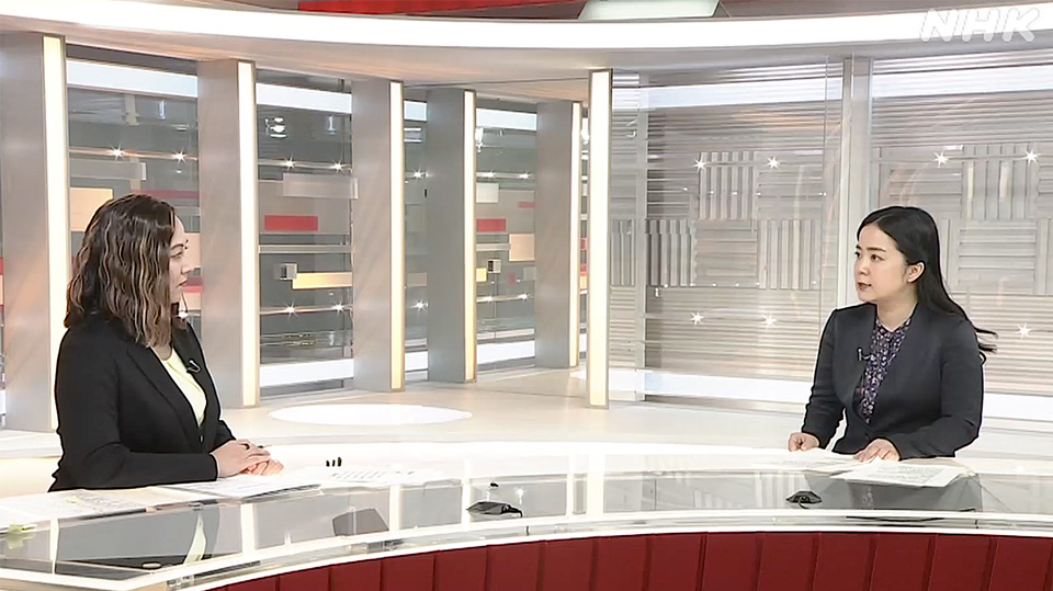 Reporter Katsumata Chieko berbincang dengan pembawa berita NHK World, Kanako Sachno, dalam wawancara langsung di studio pada program NEWSLINE.
