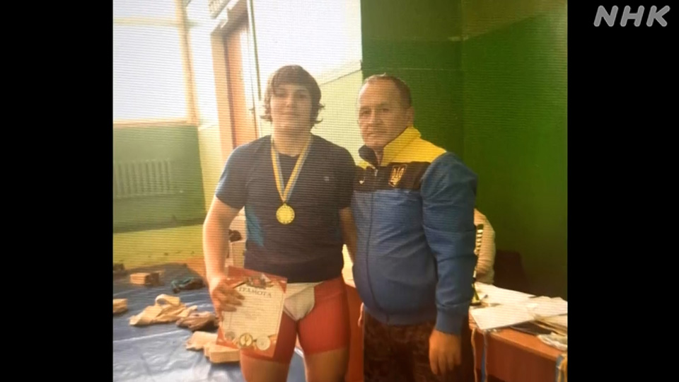 Danylo Yavhusishyn, yang kini dikenal dengan nama ring sumo Aonishiki, bersama pelatihnya, Vazha Daiauri.