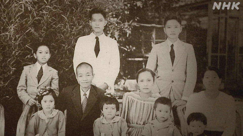 Keluarga Carlos Teraoka. Carlos berdiri di baris belakang paling kiri.