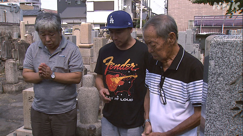 Jose Takei dan putranya bersama Hiroyuki di makam ayah mereka