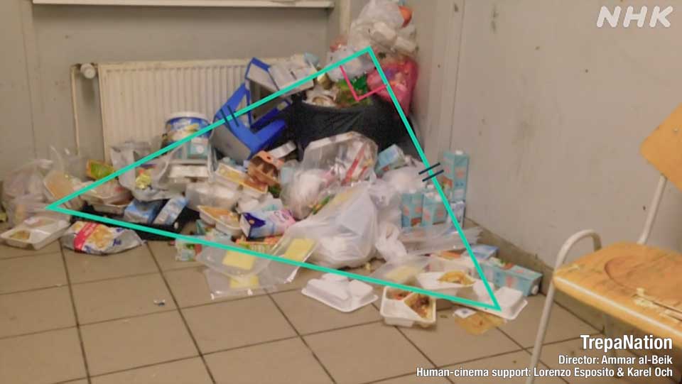 Dapur bersama yang penuh sampah mencerminkan kondisi di kamp pengungsi.