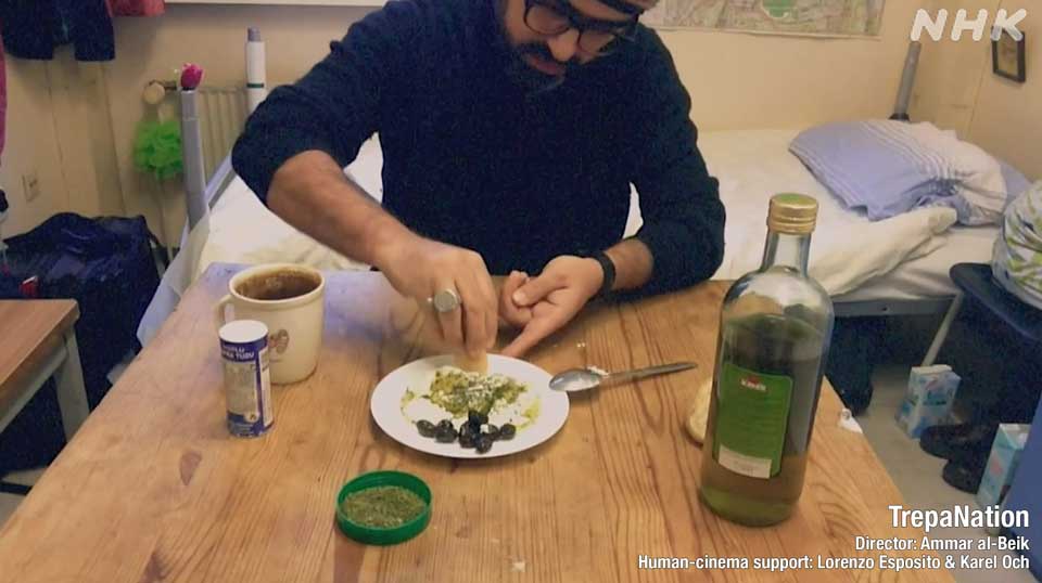 Al-Beik membuat yogurt sendiri di kamp tersebut.