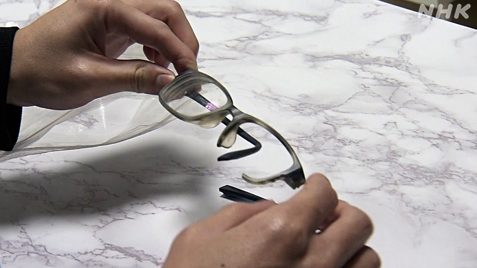 Takahashi mengatakan kacamata yang hancur menunjukkan besarnya benturan yang merenggut nyawa ayahnya.