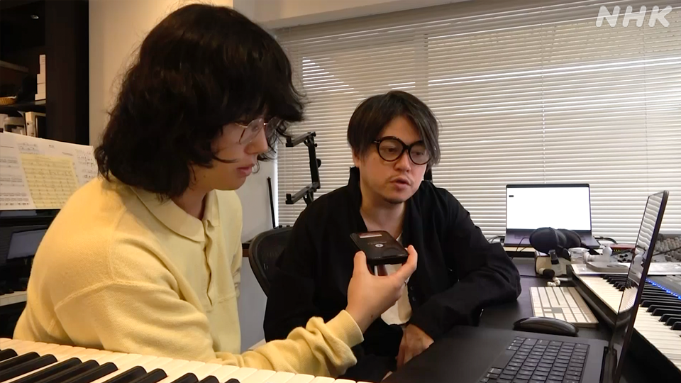 Shibuya, kanan, bekerja bersama seorang pakar AI.
