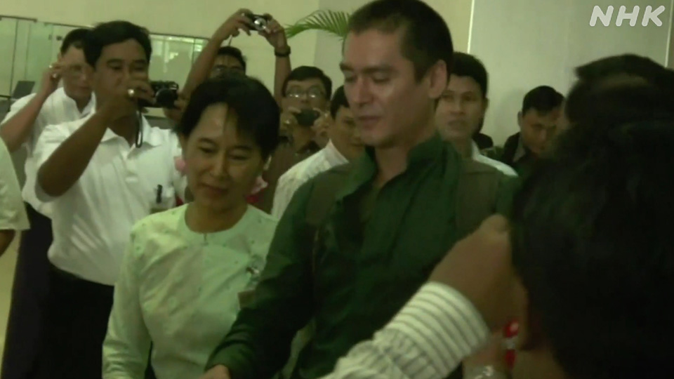 Aung San Suu Kyi dibebaskan pada 2010, Aris berada di sebelah kanan