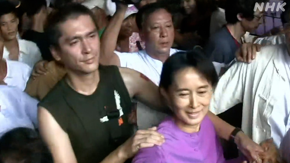 Aris dan ibunya di Yangon, 2010