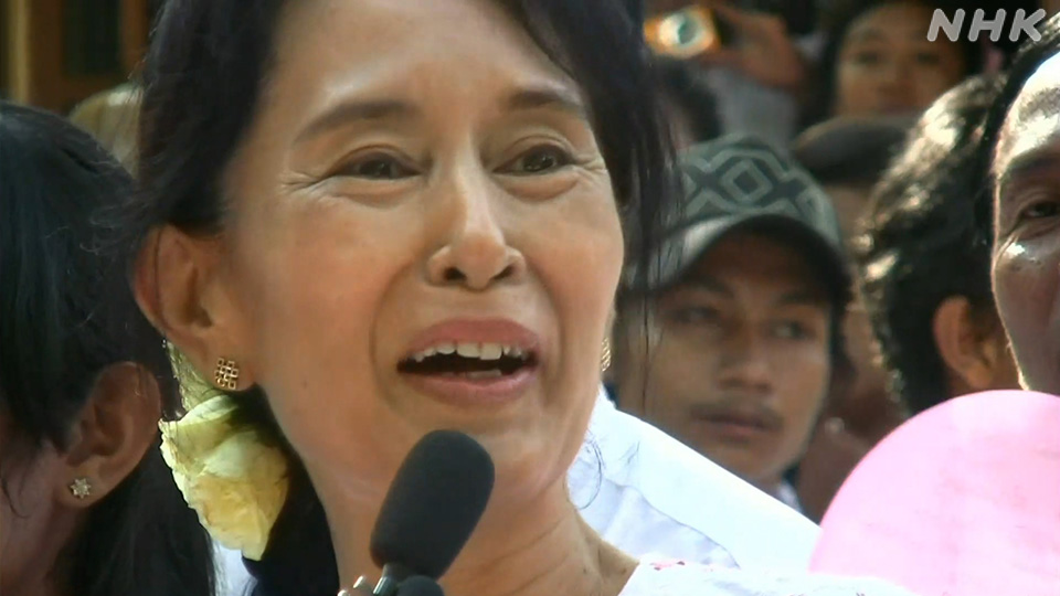 Aung San Suu Kyi berbicara dengan warga di Yangon, November 2010