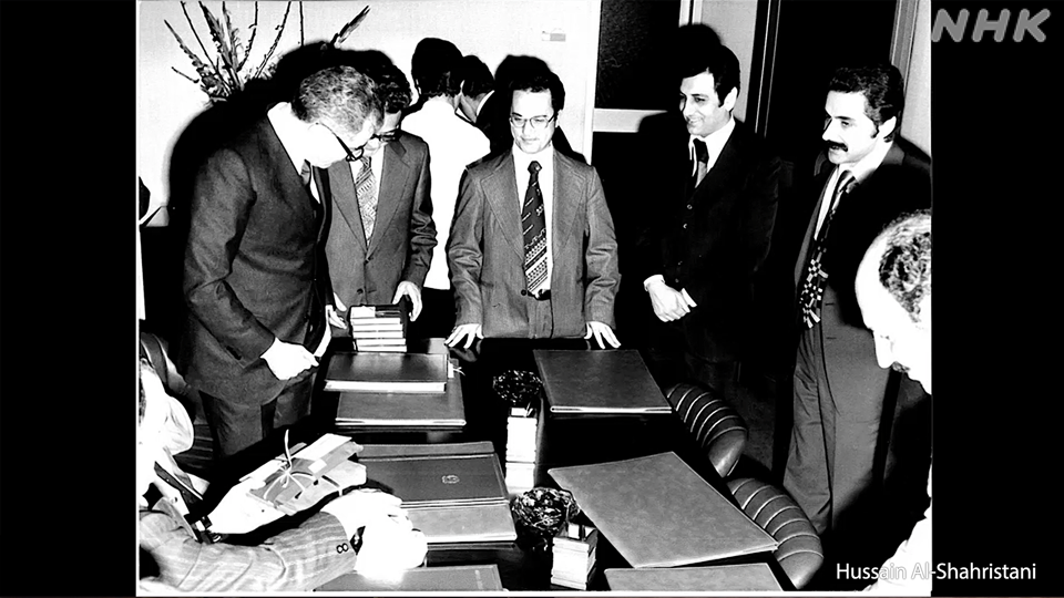 Al-Shahristani, di tengah, menjabat sebagai kepala ilmuwan di Komisi Energi Atom Irak pada 1970-an.
