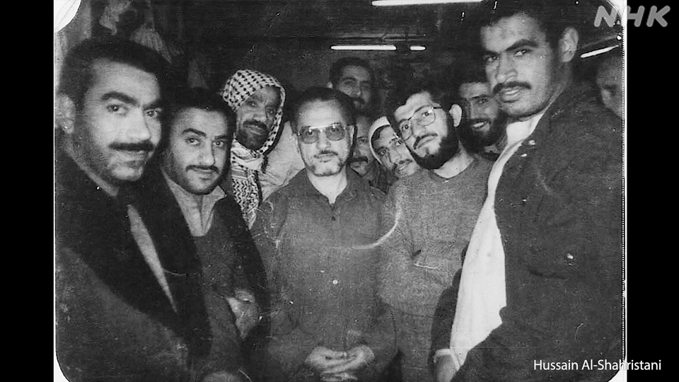Al-Shahristani, tengah, bersama narapidana lain di penjara Abu Ghraib pada 1991