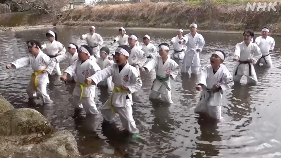 Anak-anak berlatih karate di sungai