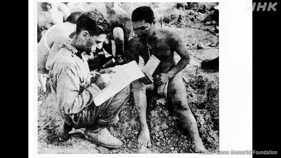 Keene menginterogasi tawanan perang di Okinawa.